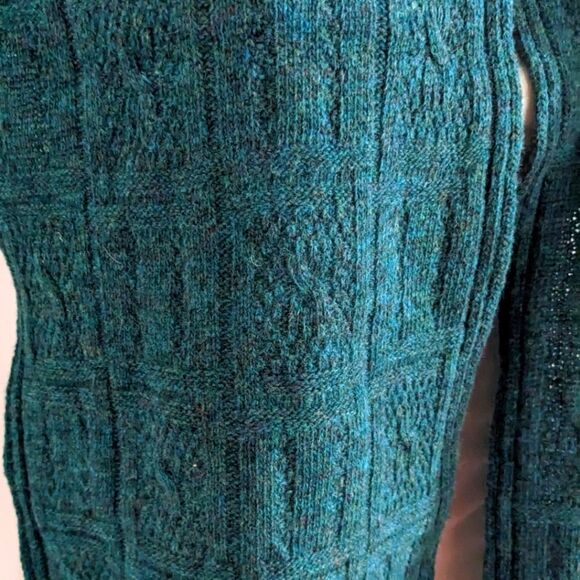 $5 Item! Long Rich Green Square Pattern Knit Scarf - Picture 3 of 7